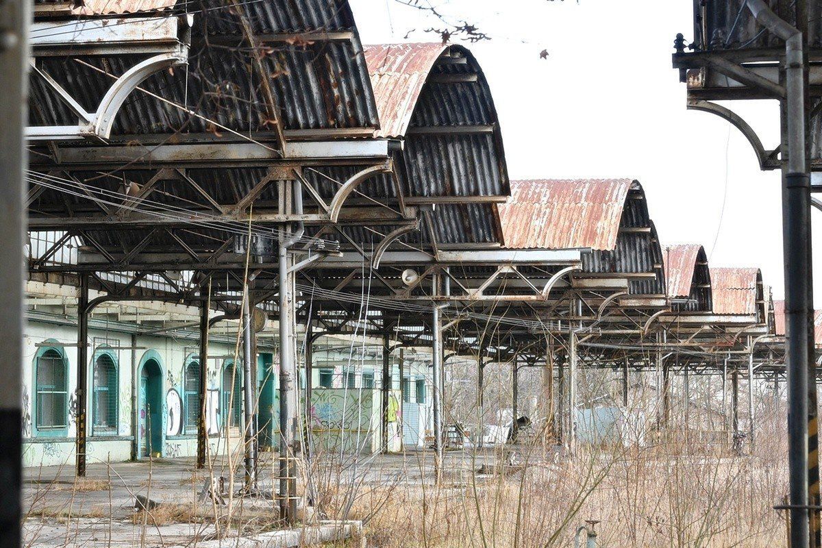 Opuszczony dworzec popada w ruinę - Wrocław