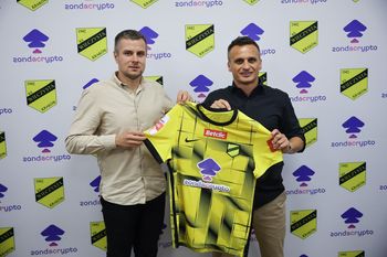 Wieczysta Kraków ma głównego sponsora. Zondacrypto na koszulkach zespołu z ul. Chałupnika