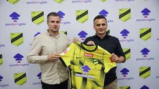 Wieczysta Kraków ma głównego sponsora. Zondacrypto na koszulkach zespołu z ul. Chałupnika