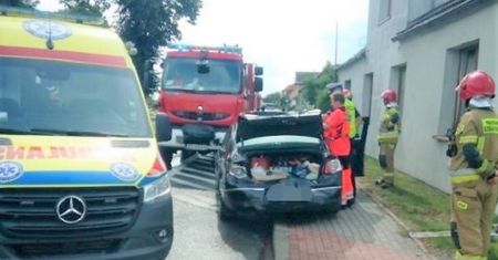 Dramat pod Sławnem. Ciężarówka staranowała auto