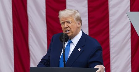 Trump ostro o Putinie. "Igra z ogniem"