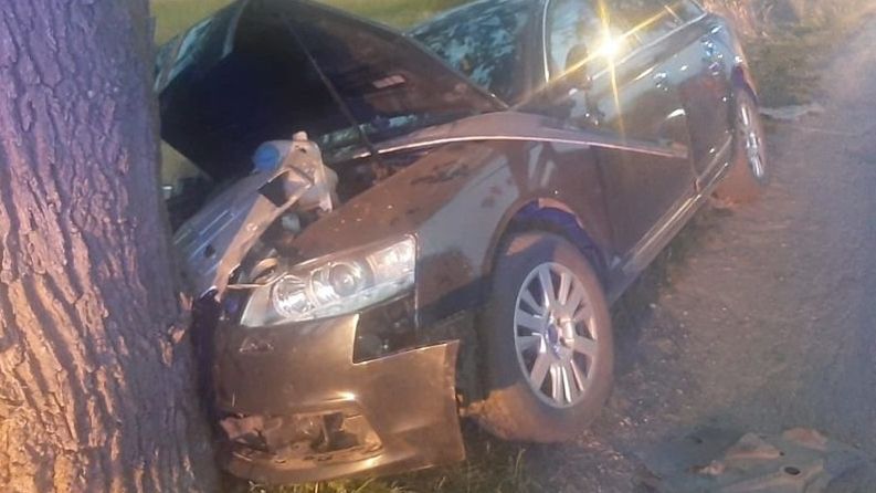 Na jednej z wąskich i krętych dróg chłopiec stracił panowanie nad pojazdem, zjechał do przydrożnego rowu, a następnie uderzył w drzewo. 