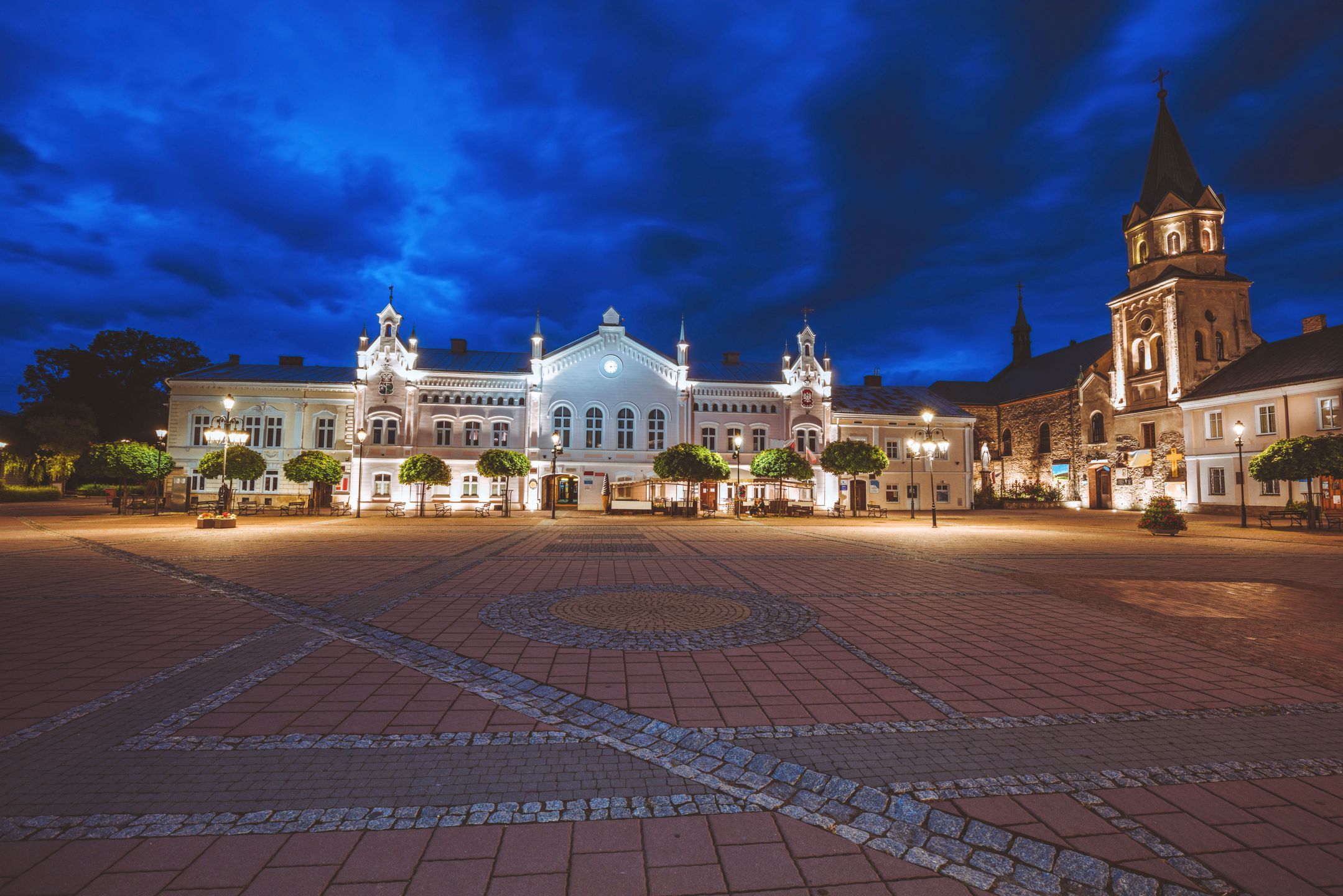 Wieczorami sanocki rynek urzeka wspaniałymi iluminacjami