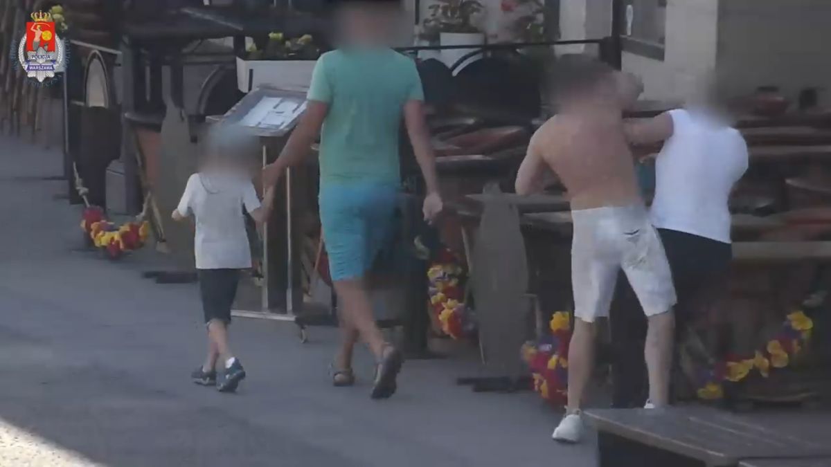 Nagranie z monitoringu z momentu ataku na przypadkową turystkę.