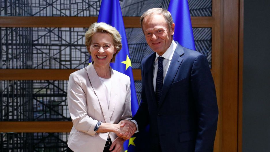 Ursula von der Leyen w Brukseli
German Defense Minister Ursula von der Leyen (L), who has been nominated as European Commission President, poses with outgoing EU Council President Donald Tusk during a meeting in Brussels, on July 4, 2019. - The EU's new president-elect Ursula von der Leyen on July 4 made her first trip to Brussels since being nominated, as senior officials sought to shore up support for her appointment in the European Parliament. (Photo by FRANCOIS LENOIR / POOL / AFP)
FRANCOIS LENOIR