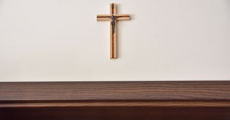 W Warszawie zdejmą krzyże w urzędach. Jest głos z Kościoła