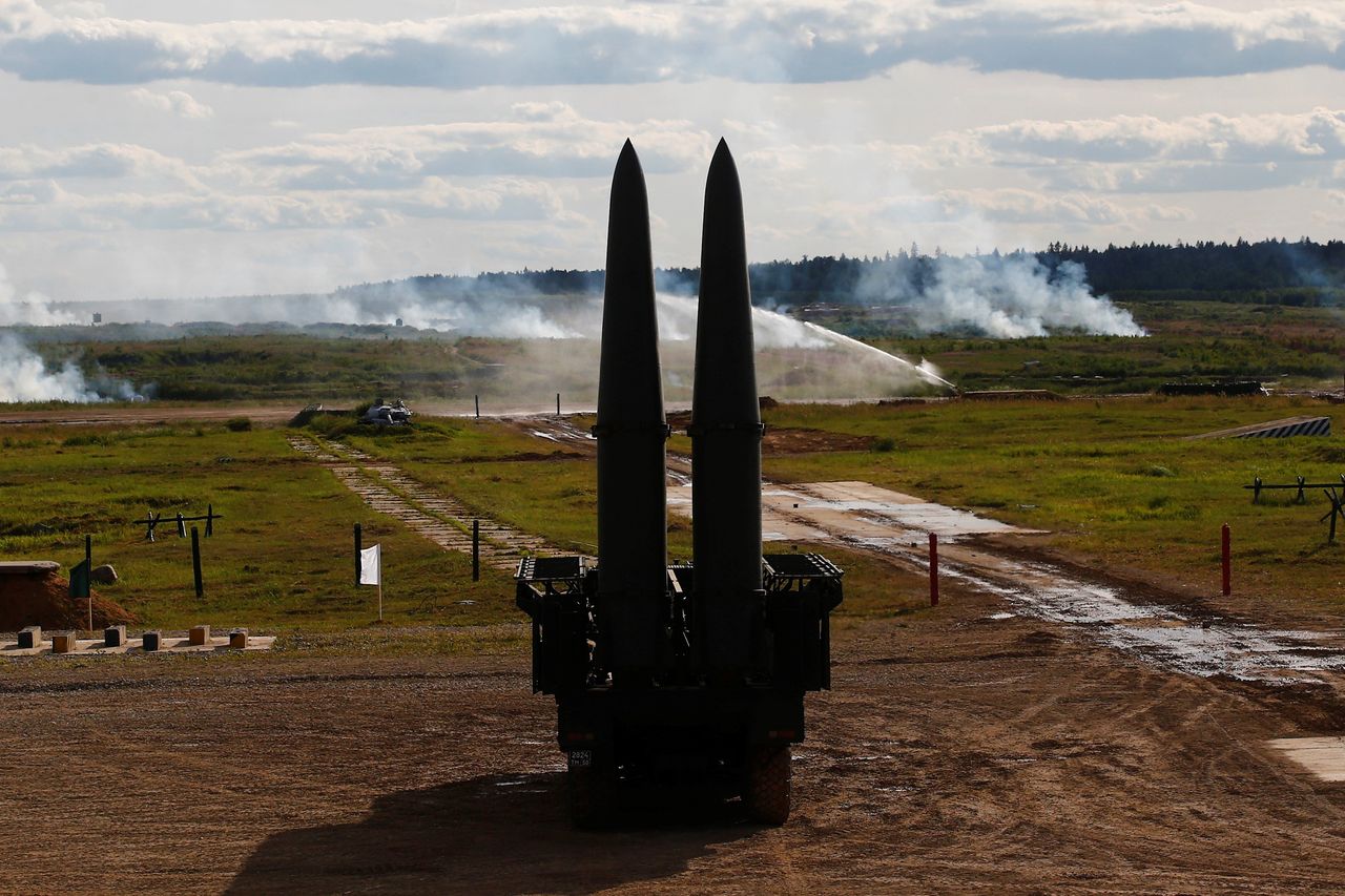 Rosyjskie rakiety systemu Iskander-M z tajemniczymi wabikami