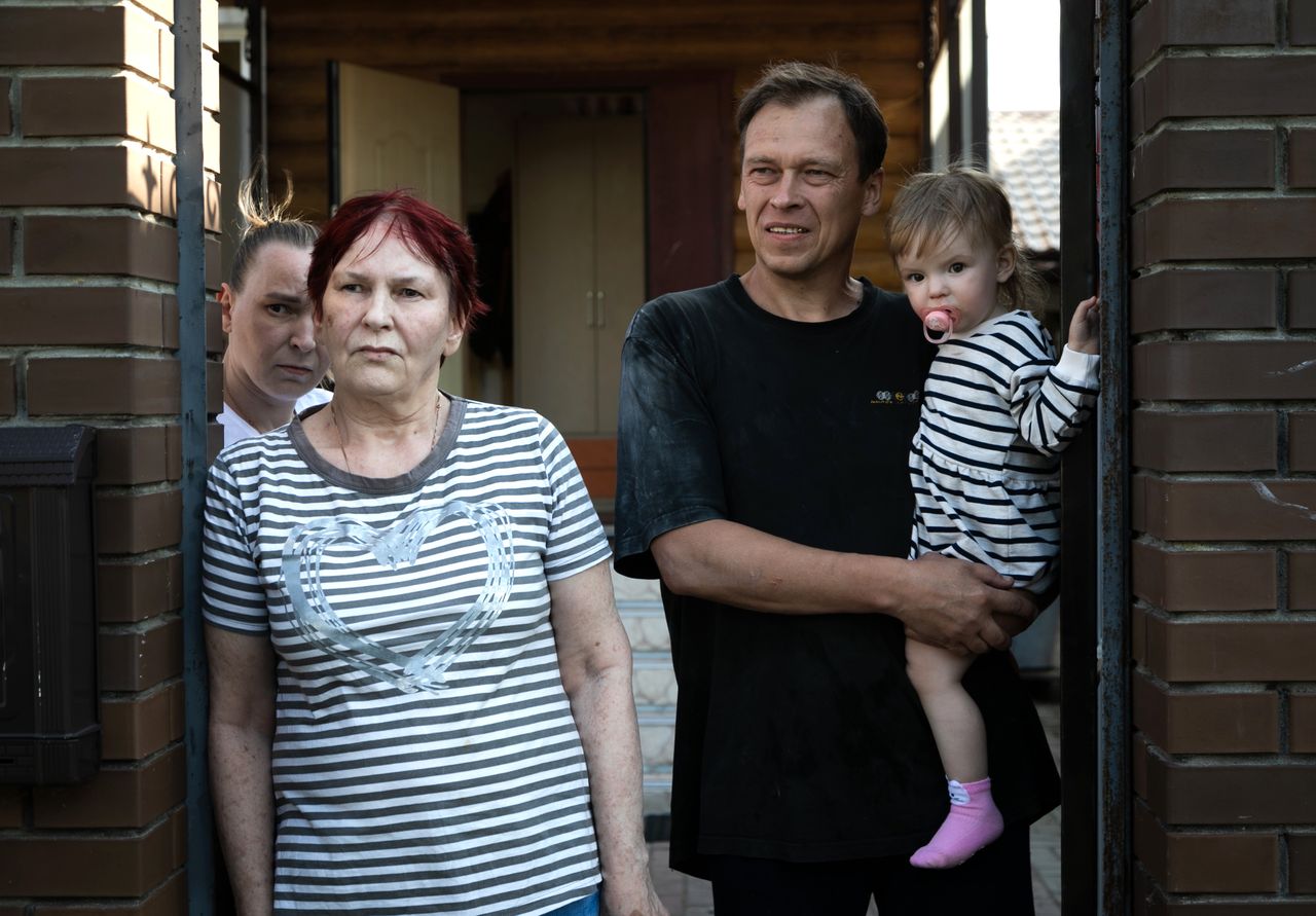 Bewohner der russischen Stadt Sudża. Foto aufgenommen nach den Kämpfen in der Stadt