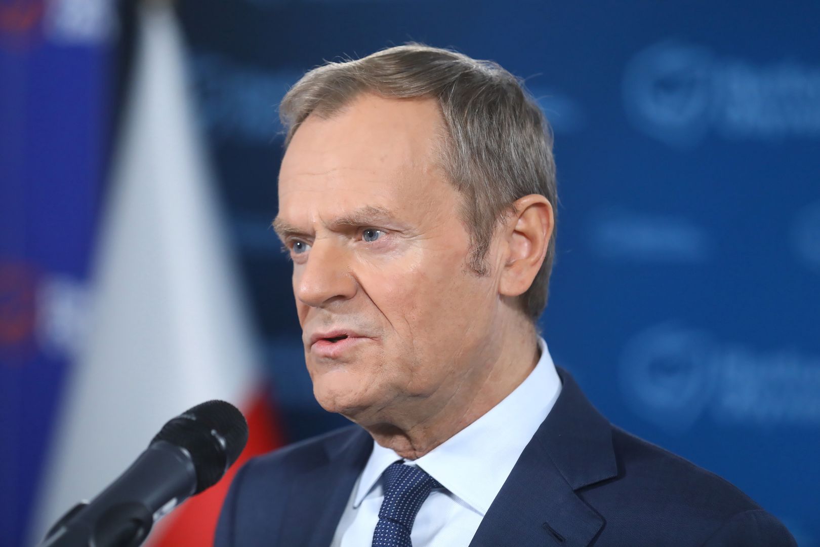 Donald Tusk bez prawa jazdy. Korzysta z kierowcy