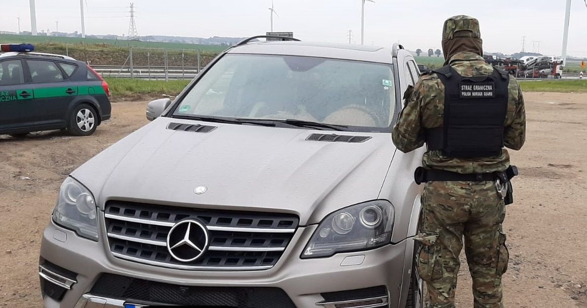 Legnica. Przy A4 stał porzucony Mercedes wartości 80 tys zł. Zostawił go złodziej