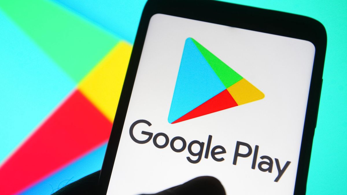UKRAINE - 2021/10/06: In this photo illustration a Google Play Store logo is seen on a smartphone. (Photo Illustration by Pavlo Gonchar/SOPA Images/LightRocket via Getty Images)