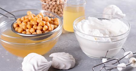 Wegański zamiennik jajka. Czym jest aquafaba i co można z niej zrobić?