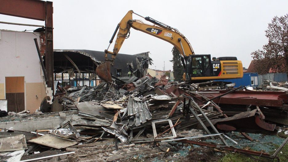 WYBURZANIE SKLEPU STOKROTKA PRZY ULICY FRANCISZKAŃSKIEJ