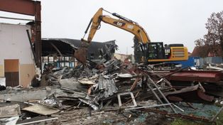 Koszalin: Dawny Zodiak znika w oczach. Koparka rozebrała już niemal cały obiekt przy ul. Franciszkańskiej