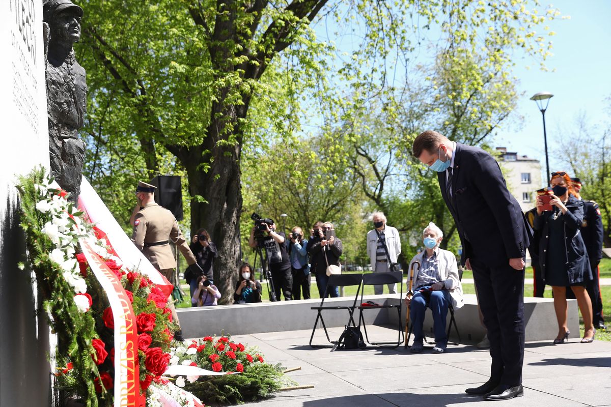 Warszawa. Minister edukacji i nauki Przemysław Czarnek podczas uroczystości złożenia kwiatów przed pomnikiem Witolda Pileckiego