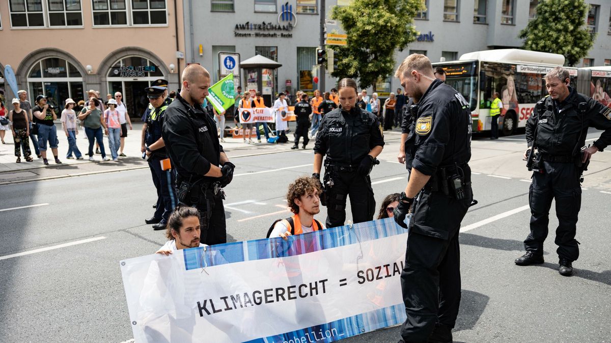 Archiwum zagraniczne East News 2024-08
Mandatory Credit: Photo by Alexander Pohl/Shutterstock (14636166af)
Last Generation disobedient assembly on August 3, 2024 in Augsburg, Germany. They protest under the motto " Oil Kills " like the international campaign of the A22 network which currently blocks airports demanding a Fossil Fuel Non-Proliferation Treaty.
Letzte Generation Disobedient Assemby, Augsburg, Austria - 03 Aug 2024
Alexander Pohl/Shutterstock