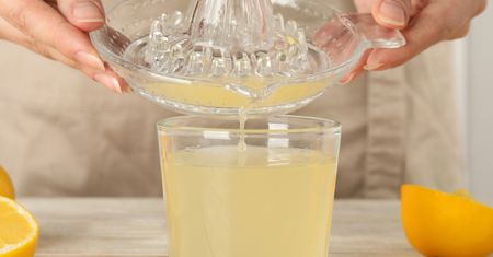 Pomaga na detoks, odchudzanie i odporność? Zanim wypijesz, sprawdź fakty