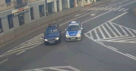 Zatrzymał patrol i prosił o pomoc. W samochodzie było nieprzytomne niemowlę