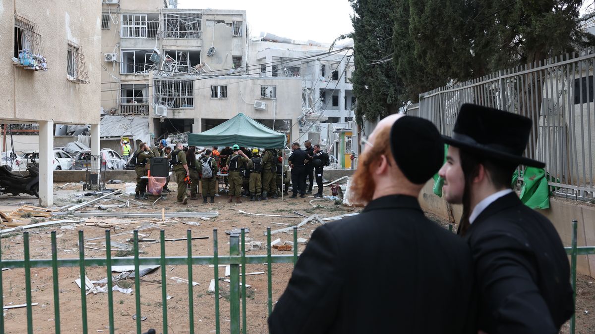 Two Ultra-Orthodox Jewish men stand near a damaged Jewish orthodox girls' school after Iranian ballistic missiles hit Bnei Brak, central Israel, 16 June 2025. Iran launched a barrage of ballistic missiles at Israel overnight in retaliation for Israeli airstrikes on Iranian targets. Magen David Adom (MDA), Israel's national emergency services, reported at least five killed and dozens injured, including some in critical condition. EPA/ABIR SULTAN Dostawca: PAP/EPA.