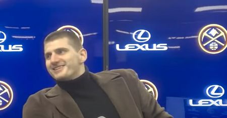 NBA. Zaskoczenie na konferencji. Kompan gwiazdy wtargnął przed kamery