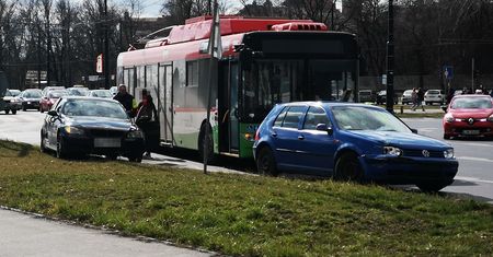Zderzenie dwóch samochodów i trolejbusu na rondzie Dmowskiego