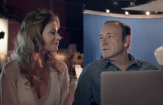 Kevin Spacey z Aleksandrą Kisio „wakacyjnie” reklamują szybki kredyt w BZ WBK (wideo)