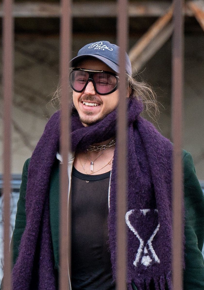 Michał Szpak rozbija się po mieście swoim BMW za pół miliona zł