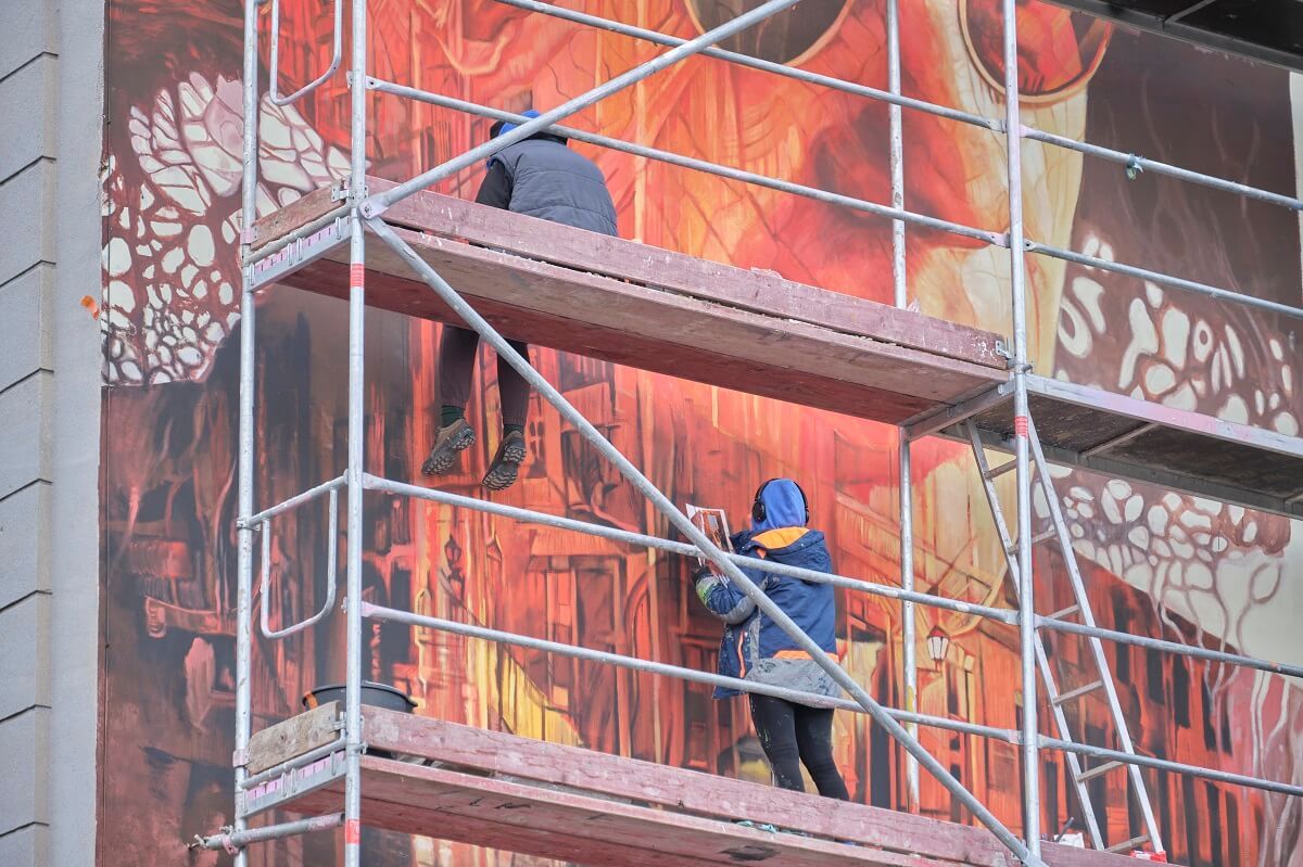 Mural jako zapowiedź serialu „Erynie” na ścianie kamienicy przy ul. Bernardyńskiej