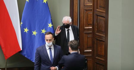 Sugestywna okładka z Kaczyńskim. Radosław Sikorski komentuje