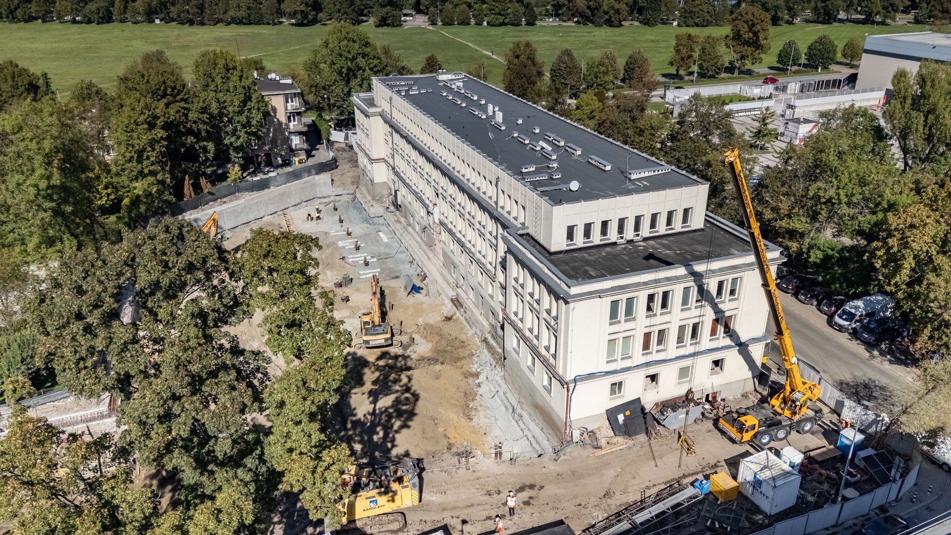 Budynek Miastoprojektu stoi w sąsiedztwie Błoń i stadionu Cracovii