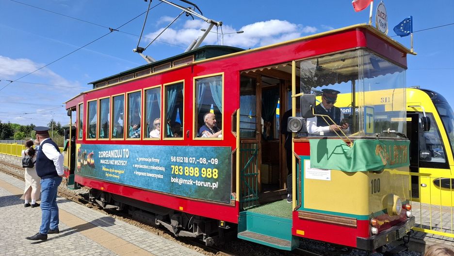 Retro klimat - przejazd zabytkowym tramwajem z 1960 roku, stylizowanym na lata 50.