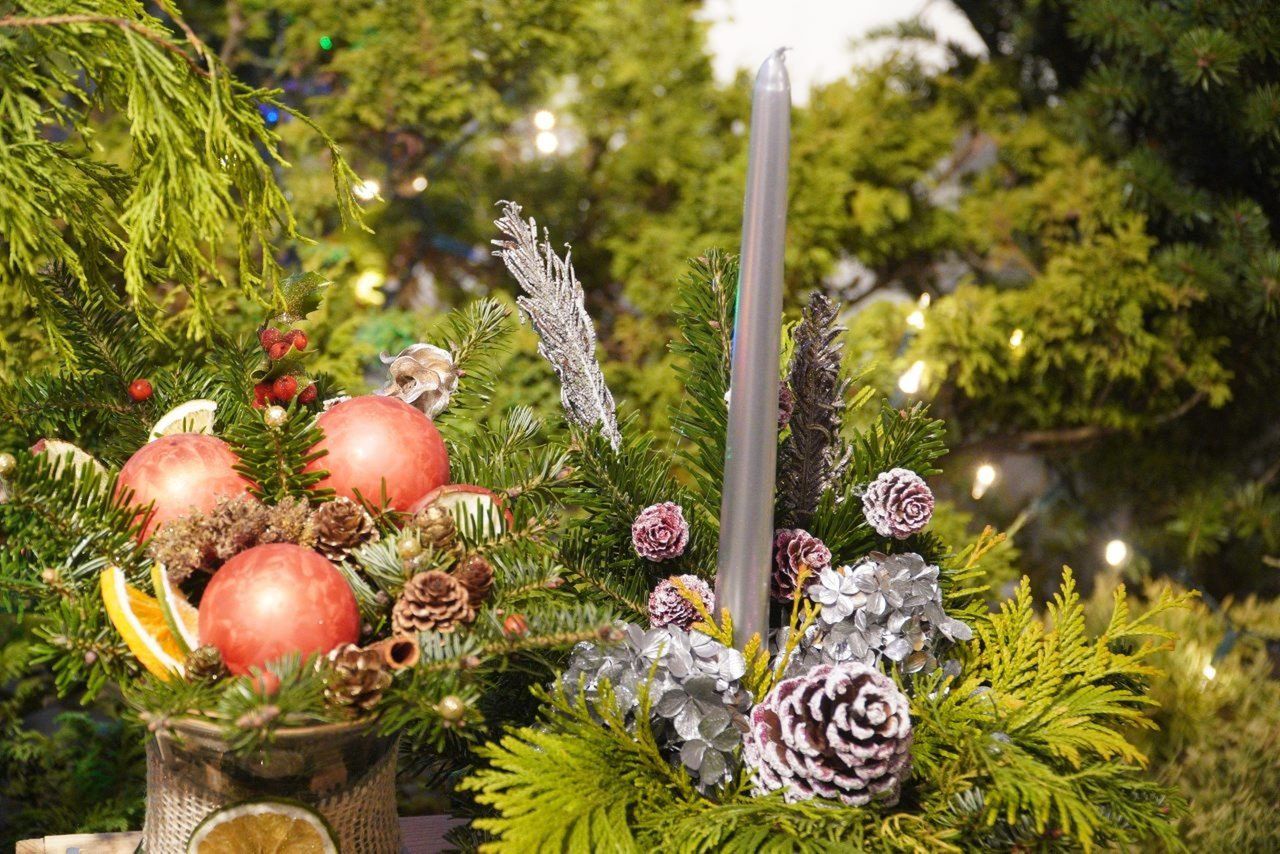 Na wystawie w Ogrodzie Botanicznym jest prezentowanych kilkadziesiąt stroików i innych kompozycji świątecznych. 