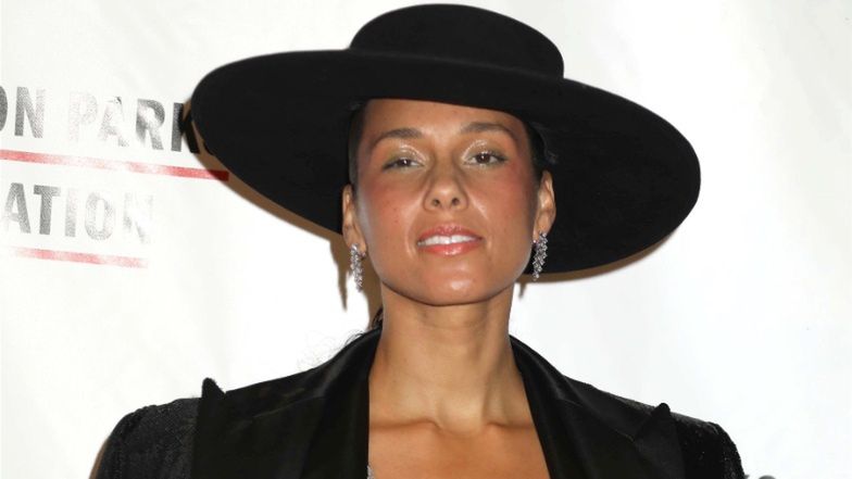 Alicia Keys w błyszczącym staniku na gali charytatywnej