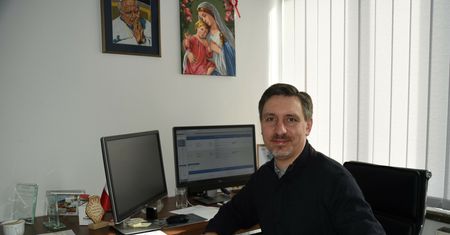 Chce uratować posadę męża. Zarzeka, że nie miał romansu