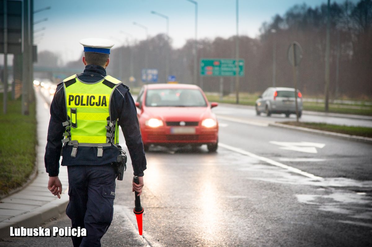 Sam zatrzymał się do kontroli, gdy zobaczył policję. Teraz ma problemy