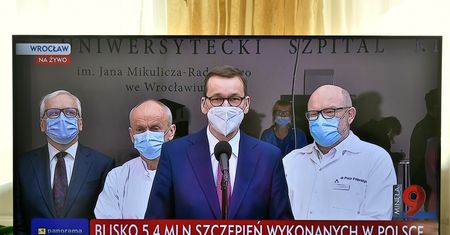 Koronawirus. Mateusz Morawiecki chwali, opozycja krytykuje. Jaka jest prawda o szpitalu we Wrocławiu?