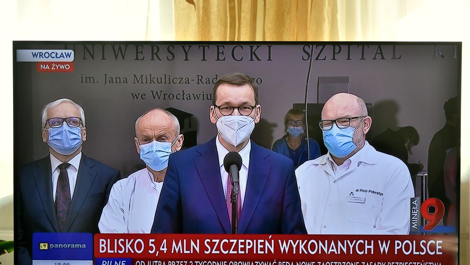 Wrocław, 26.03.2021. Koronawirus w Polsce. Premier Mateusz Morawiecki (2P), dr Piotr Pobrotyn (P) i wojewoda dolnośląski Jarosław Obremski (L) podczas transmisji konferencji prasowej z Uniwersyteckiego Szpitala Klinicznego we Wrocławiu, 26 bm. gdzie odbywają się szczepienia przeciwko COVID-19. (aldg) PAP/Maciej Kulczyński