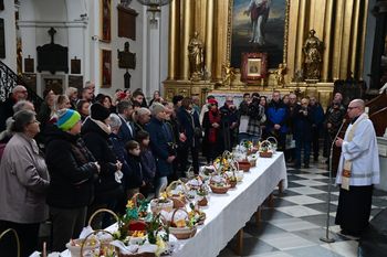 Trwa Wielka Sobota w Warszawie. Mieszkańcy stolicy ruszyli do kościołów z pięknymi koszyczkami