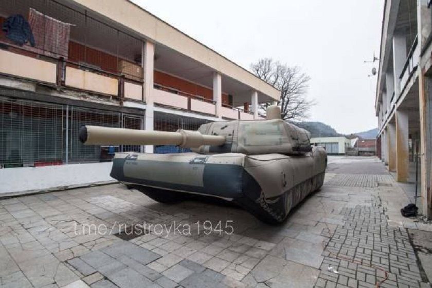 Dmuchana czeska makieta czołgu M1A2 Abrams od INFLATECH.