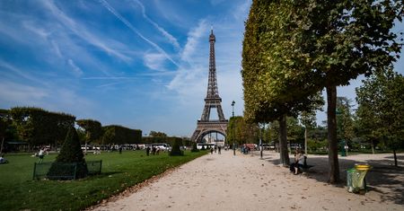 12-latka ofiarą grupowego gwałtu we Francji. Reakcja Macrona