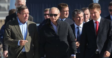 Schroeder w Moskwie. Rozmawia z Putinem o gazie. Chce uruchomienia ważnej inwestycji
