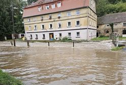 Odmówili ewakuacji, poszli na wyższe piętra. Nerwowo pod Złotoryją