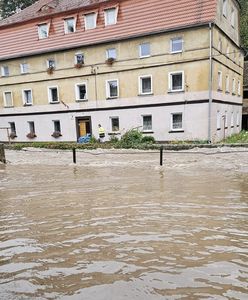 Odmówili ewakuacji, poszli na wyższe piętra. Nerwowo pod Złotoryją