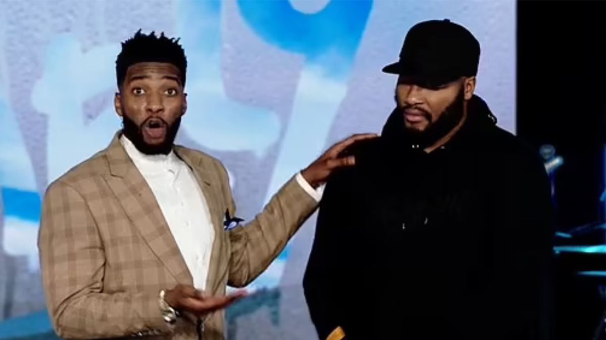 Pastor napluł podczas kazania na swoją rękę, a następnie wytarł ślinę w twarz swojego brata