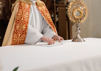 Ksiądz biznesmen. Zdjęcie kłódki z bramy cmentarza: 200 złotych