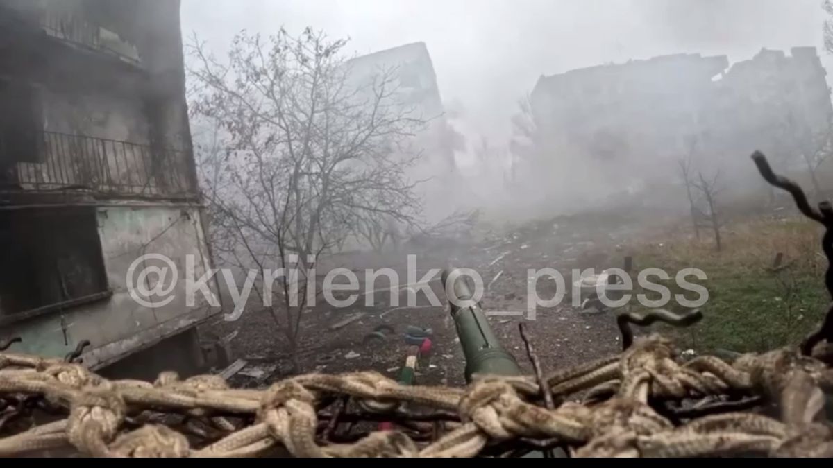 Ukraiński czołg ostrzeliwujący Rosjan w miejscowości Rodyńskie.