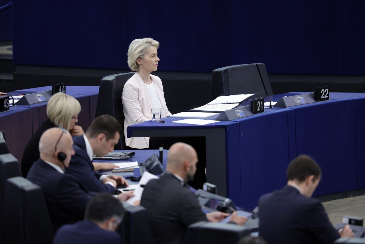 EU Parliament to vote on new term for European Commission President von der Leyen
epa11484898 Outgoing European Commission President and candidate for re-election Ursula von der Leyen (C) attends a plenary session of the European Parliament in Strasbourg, France, 18 July 2024. MEPs will vote on Von der Leyen's nomination for Commission President on 18 July. If she is elected, she will serve as European Commission President for the next five years. If she does not get the required majority, the European Council will have to propose a new candidate within one month.  EPA/RONALD WITTEK 
Dostawca: PAP/EPA.
RONALD WITTEK