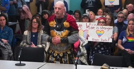 Na zebranie przyszedł w przebraniu. Oburzyła go postawa nauczyciela