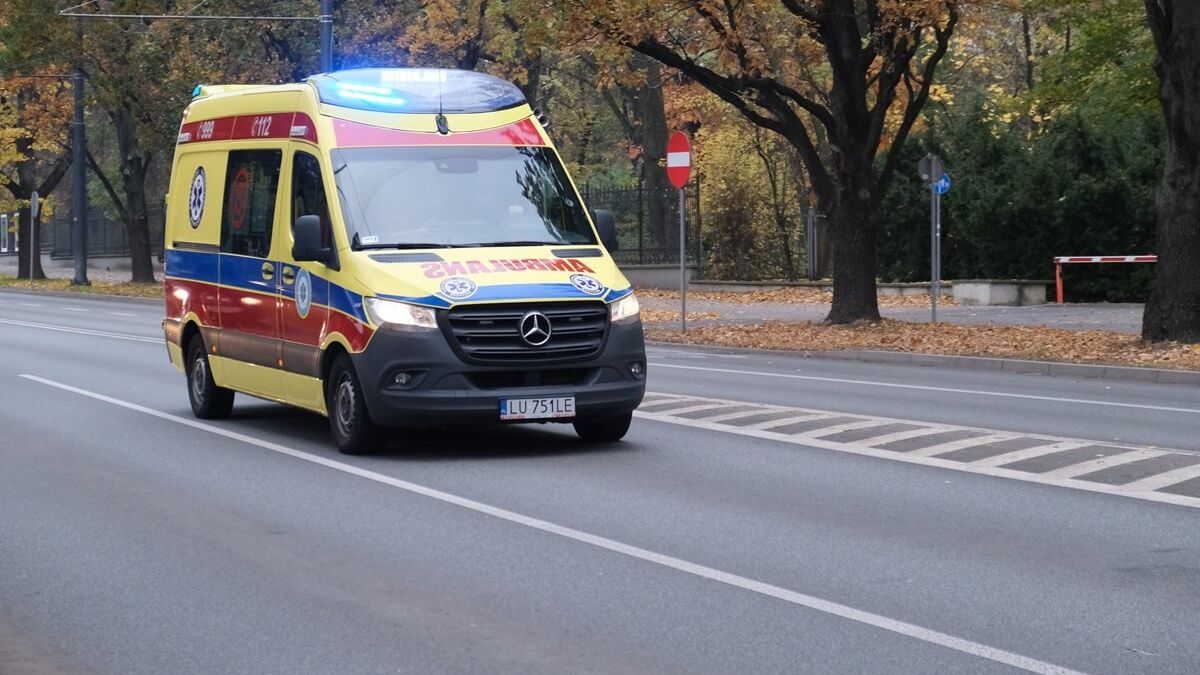 Karetka pogotowia ratunkowego jadąca na sygnale