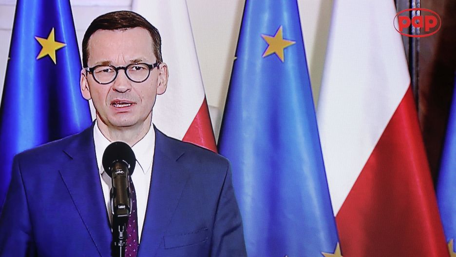 Warszawa, 24.03.2021. Premier Mateusz Morawiecki podczas oświadczenia dla mediów w KPRM, 24 bm., transmitowanego w serwisie pap.pl i oglądanego w jednym z mieszkań w Warszawie. Oświadczenie dot. zatrzymania na Białorusi Andżeliki Borys, prezes Związku Polaków na Białorusi. (aldg) PAP/Paweł Supernak